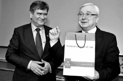 Rektor prof. S. Bielecki wręczył marszałkowi W. Stępniowi symboliczny prezent