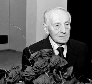 Prof. J. Szosland uhonorowany kwiatami z okazji urodzin